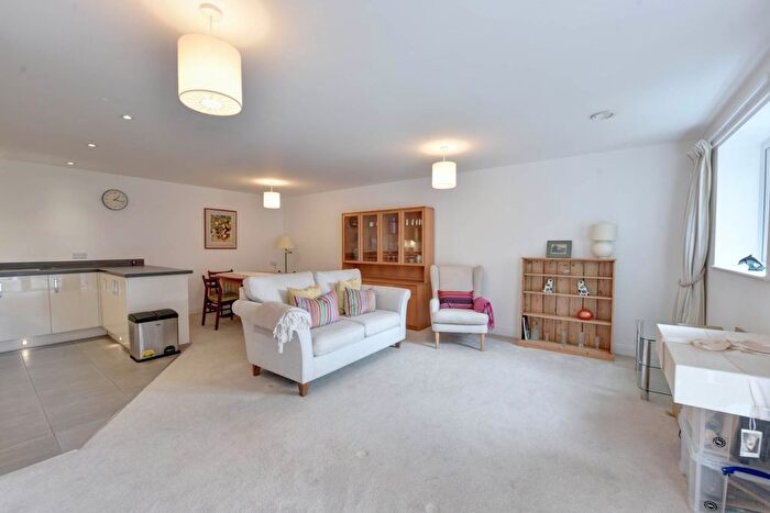 1 Bedroom Flat To Rent In Albert Court, Reading Road, RG9