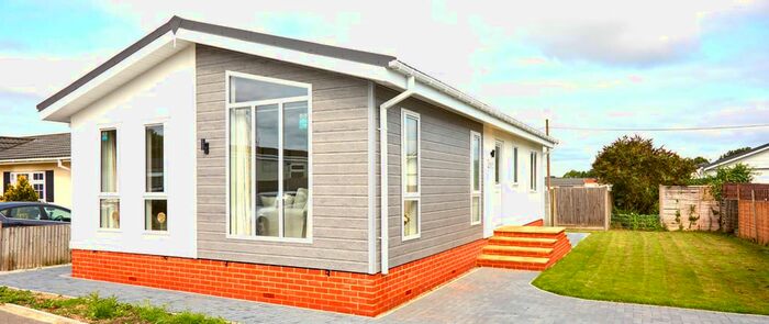 2 Bedroom Mobile/park Home For Sale In Manor Court Residential Park, Biggleswade, Bedfordshire, SG18