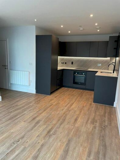 2 Bedroom Flat To Rent In Memorial Avenue, Slough, SL1