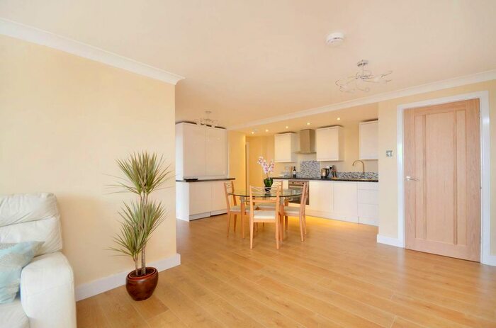 2 Bedroom Flat To Rent In Eastgate Gardens, Guildford, GU1