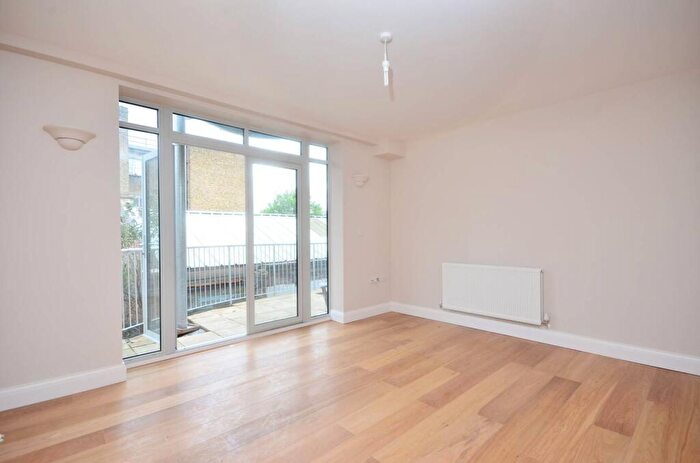 2 Bedroom Flat To Rent In Choumert Road, Peckham, London, SE15