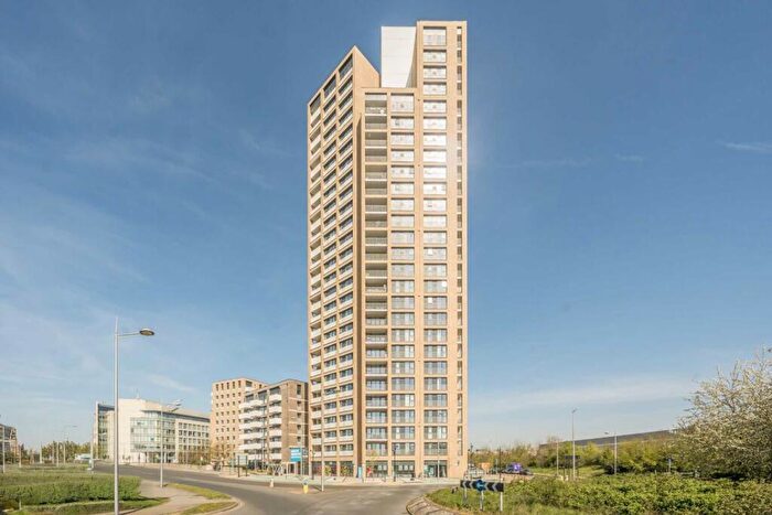 3 Bedroom Flat To Rent In Lakeside Drive, Park Royal, NW10