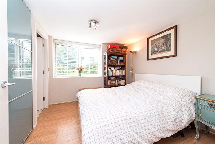 2 Bedroom Flat For Sale In Bazalgette Court, Great West Road, W6