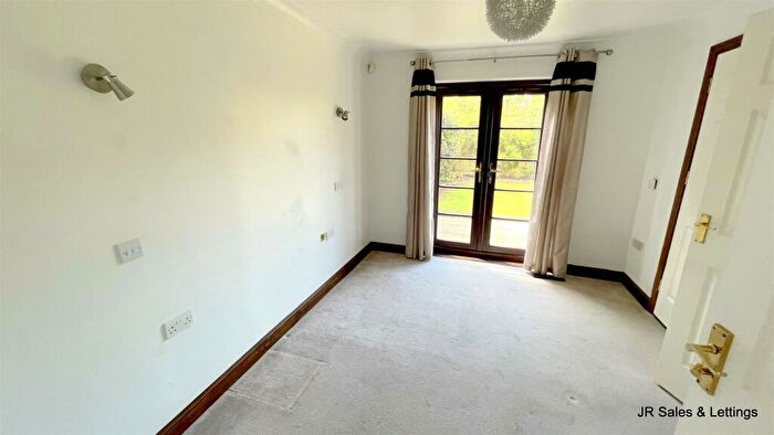 2 Bedroom Detached Bungalow For Sale In Hammondstreet Road, West Cheshunt, EN7