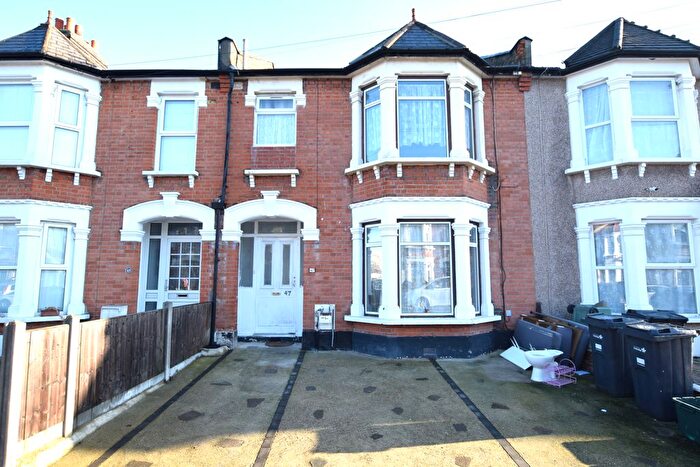 3 Bedroom Flat To Rent In Betchworth Road, Ilford, IG3