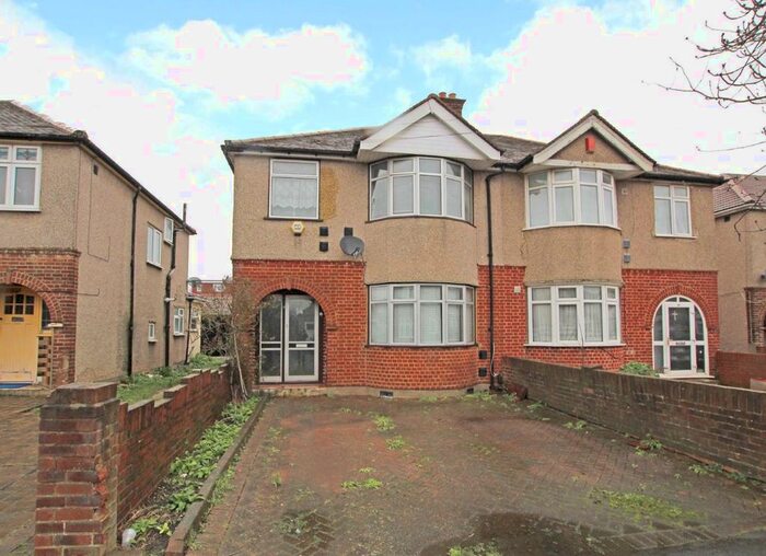 3 Bedroom Property To Rent In Cambridge Close, Hounslow, TW4