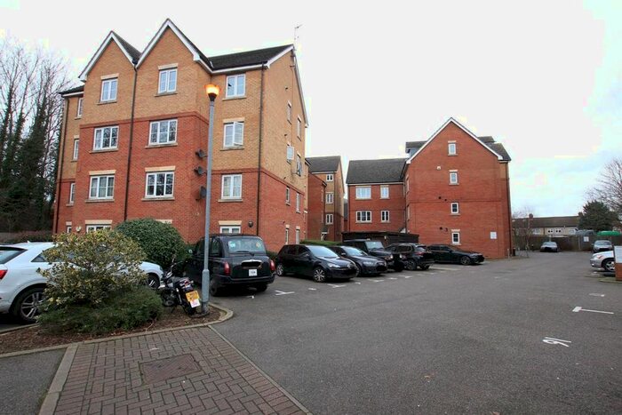 2 Bedroom Flat To Rent In High Street, Cheshunt, Waltham Cross EN8
