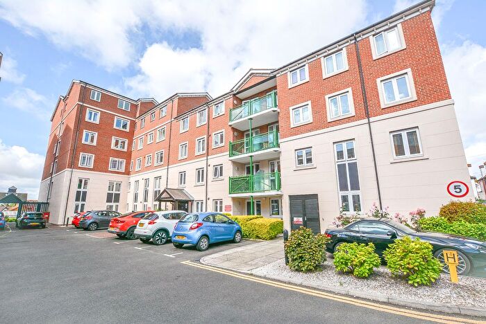 1 Bedroom Flat For Sale In Hamlet Court Road, Westcliff-On-Sea, SS0