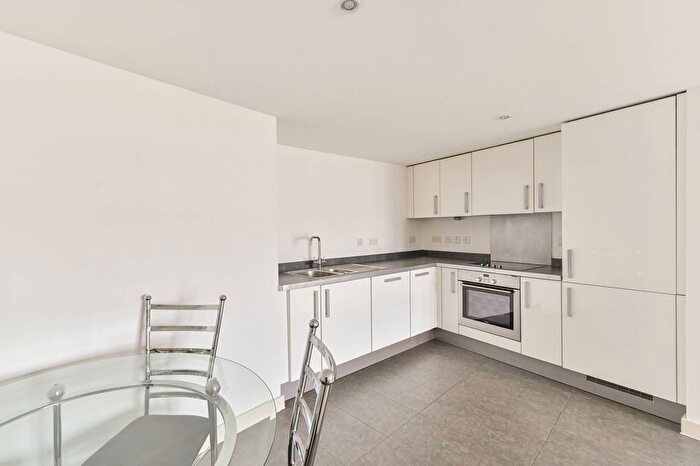 1 Bedroom Flat To Rent In Falcon Wharf, Battersea, London, SW11