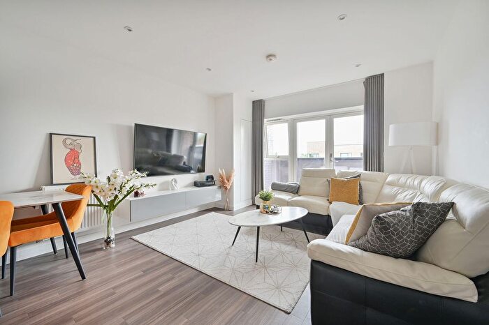 2 Bedroom Flat For Sale In Warneford House, Prestwick Road, Bushey, South Oxhey, WD19