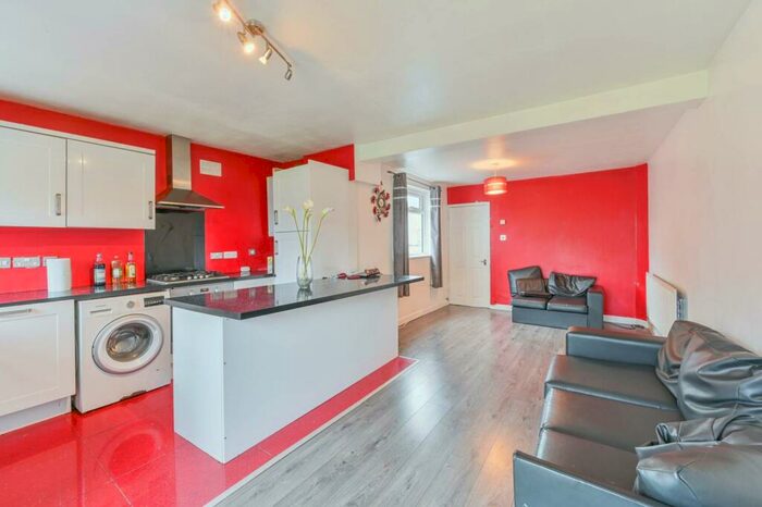 3 Bedroom Flat To Rent In Roxeth Green Avenue, Harrow, HA2