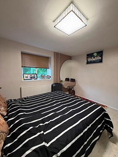2 Bedroom Flat For Sale In Convent Way, Southall, UB2
