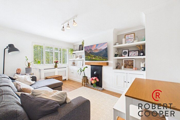 2 Bedroom Maisonette For Sale In Somerford Close, Pinner, HA5