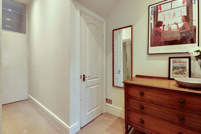 1 Bedroom Flat For Sale In Bridge Road, East Molesey, KT8