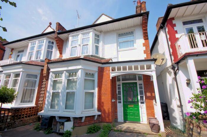 Flat To Rent In Eton Avenue, North Finchley, N12