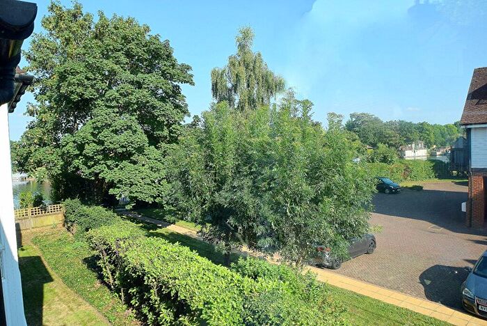 2 Bedroom Apartment For Sale In Straight Road, Old Windsor, Berkshire, SL4