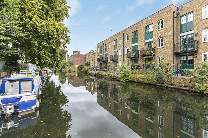 4 Bedroom Town House For Sale In Nightingale Mews, Bow, E3