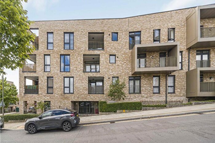 2 Bedroom Flat To Rent In Dollis Valley Drive, Barnet, EN5