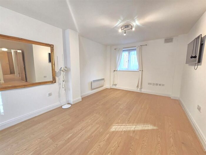 1 Bedroom Flat To Rent In Temeraire Place, Brentford, TW8