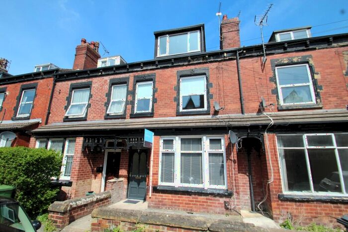 2 Bedroom Flat To Rent In Roman Place, Roundhay, Leeds, West Yorkshire, LS8