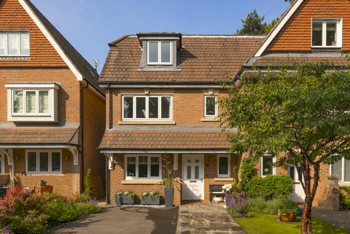 4 Bedroom Semi-Detached House To Rent In Glade Mews Guildford, GU1