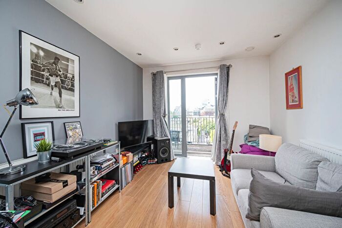 1 Bedroom Flat For Sale In Wilson Tower, Christian Street, Whitechapel, London, E1