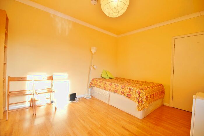 Studio To Rent In Flat, B, North End Road, Golders Green, London, NW11