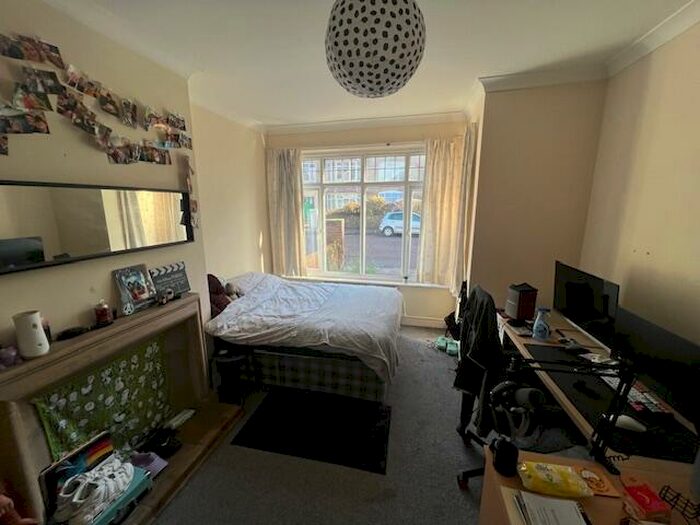 6 Bedroom Semi-Detached House To Rent In Devonshire Road, SO15