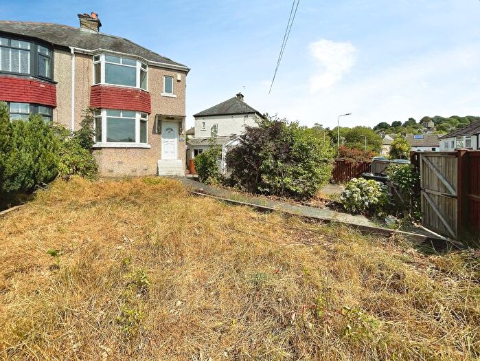3 Bedroom Semi-detached House For Sale In Ashbourne Oval Bradford, BD2