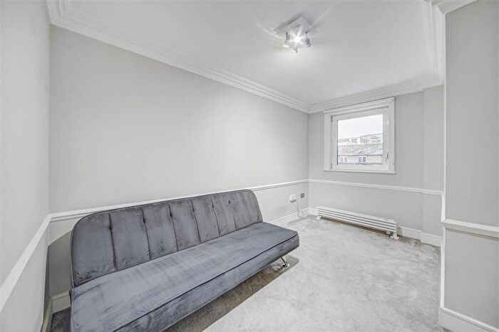 2 Bedroom Block Of Apartments For Sale In Clove Hitch Quay, SW11
