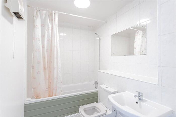 1 Bedroom Apartment For Sale In Gean Court, Cline Road, London, N11