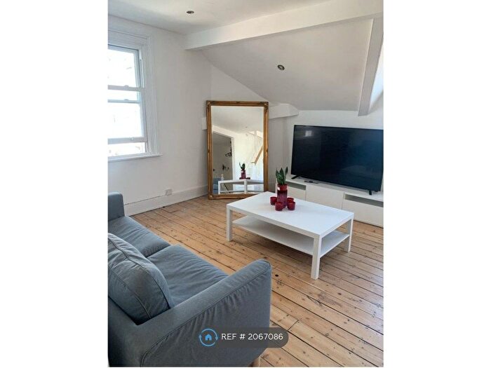 3 Bedroom Flat To Rent In Trafalgar Road, London, SE10