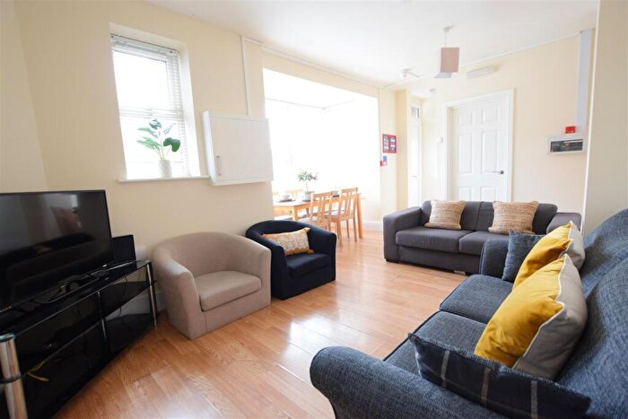 6 Bedroom End Of Terrace House To Rent In West Parade - Student House - /, LN1