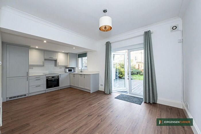 2 Bedroom Flat To Rent In Frithville Gardens, London, W12