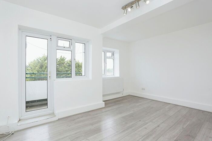 3 Bedroom Flat To Rent In Lydden Court, Eltham, SE9