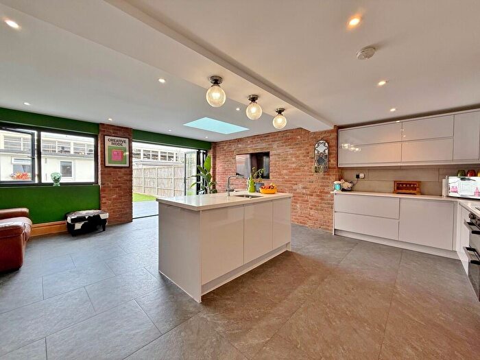 4 Bedroom End Of Terrace House For Sale In Colwell Road, Cosham, PO6