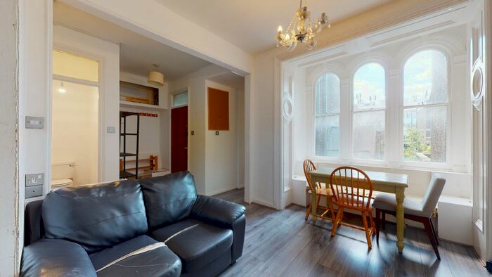 3 Bedroom Flat To Rent In Linden Gardens, London, W2