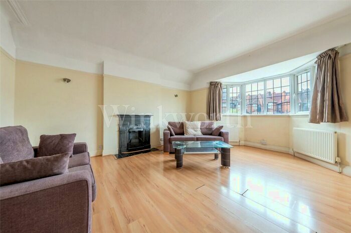 2 Bedroom Apartment To Rent In Golders Green Crescent, London, NW11