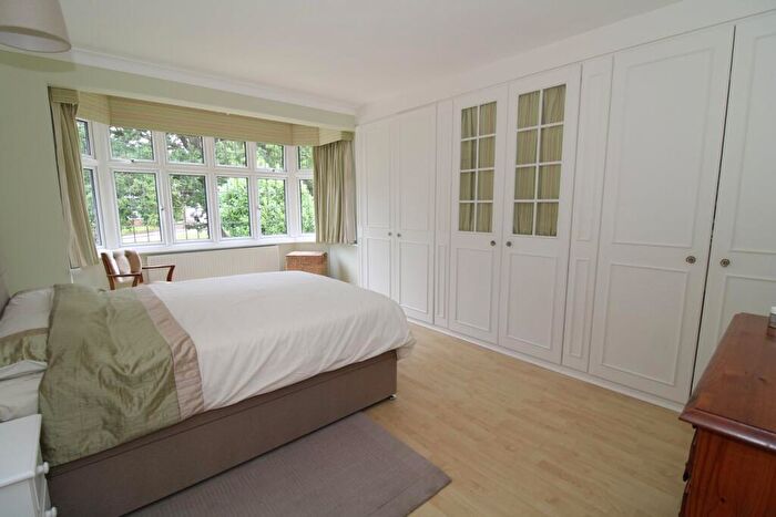 4 Bedroom Detached House For Sale In Broadoaks Way, Bromley, BR2