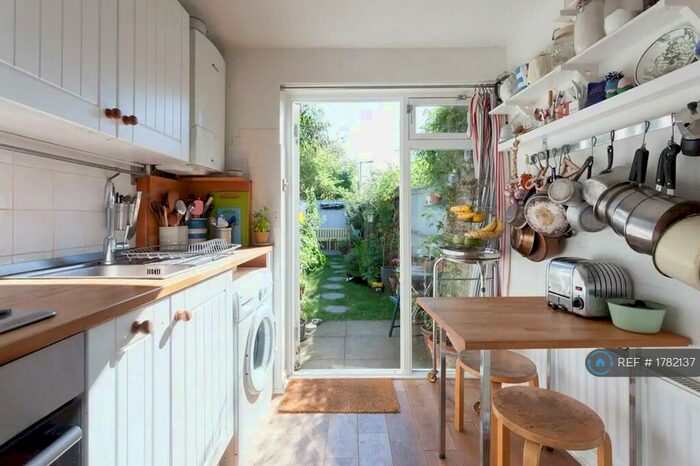 1 Bedroom End Of Terrace House To Rent In Sartor Road, Nunhead, London, SE15