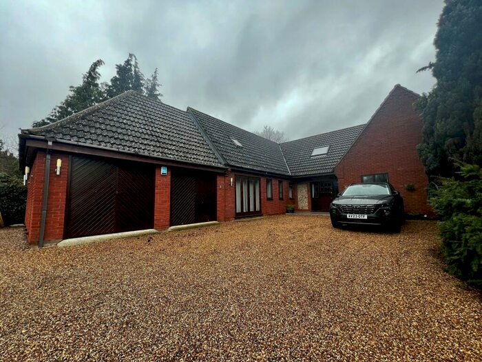 4 Bedroom Chalet To Rent In Ipswich Road, CO11