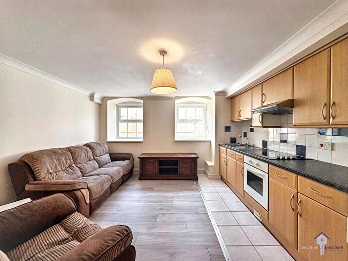 1 Bedroom Flat To Rent In Atlantic Mansions, Albert Road South, SO14