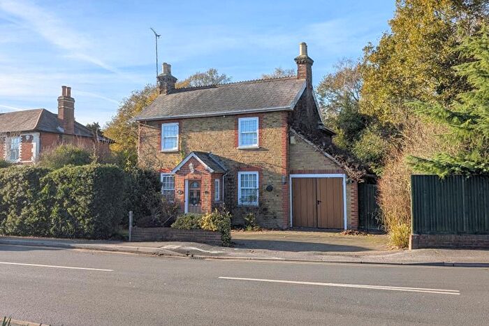 3 Bedroom Detached House To Rent In Knaphill, Surrey, GU21