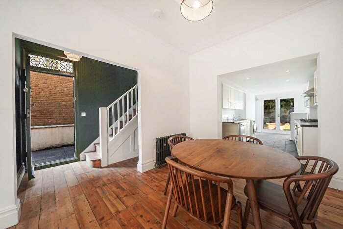 3 Bedroom Semi-Detached House To Rent In Buckingham Road, Stratford, E15