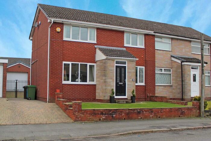 3 Bedroom Semi-Detached House To Rent In Denbydale Way, Royton, OL2