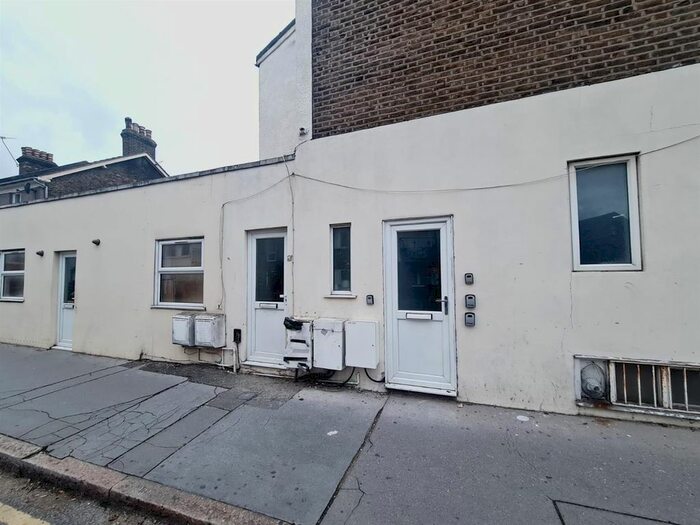Studio To Rent In Clifford Road, London, SE25