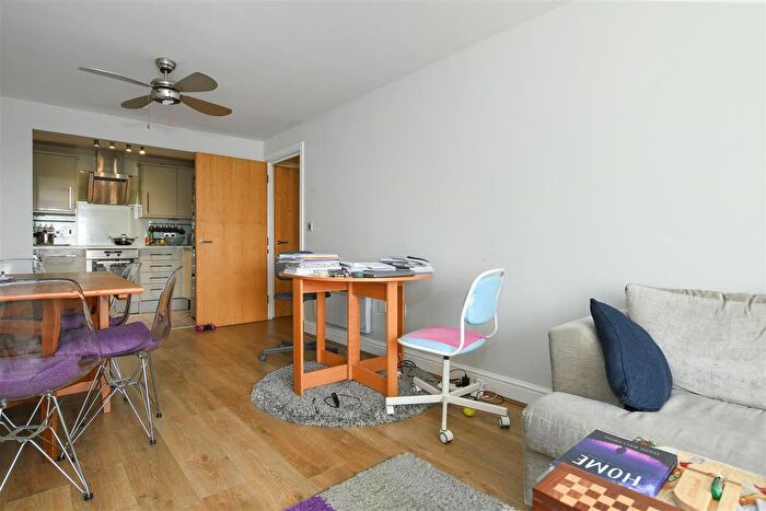 2 Bedroom Flat To Rent In Glebelands Close, London, N12