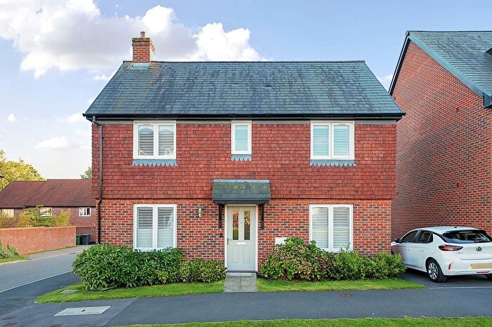 3 Bedroom Detached House For Sale In Sandyfields Lane, Colden Common, SO21
