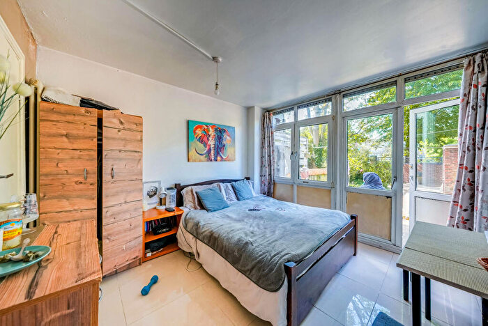 3 Bedroom Maisonette For Sale In Manchester Road, London, E14
