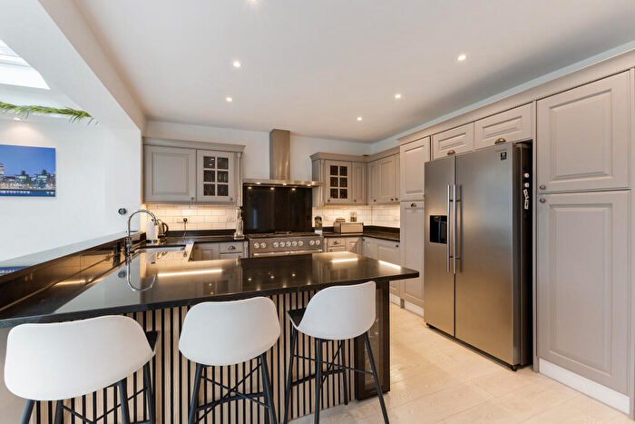 4 Bedroom Detached House For Sale In Station Road, Welham Green, AL9